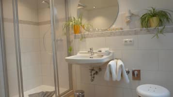 Dusche, Haartrockner, Handtücher