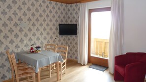 Dining - Apartment 'Panorama' with Shared Terrace, Shared Garden and Wi-Fi (Bad Kohlgrub)