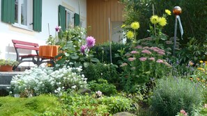 Outdoor dining - Apartment 'Panorama' with Shared Terrace, Shared Garden and Wi-Fi (Bad Kohlgrub)