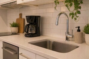 Classic Room | Private kitchen - The Kingsford Suites (Toronto)