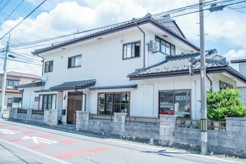 To Kurobe Dam, Hakuba, and Tateyama! Max. 11 people/ 4 min. walk from station/ 3 parking spaces/ Self-catering OK Large kitchen with Wi-Fi. Ideal for large groups or as a base for family vacations! Long-term stay welcome