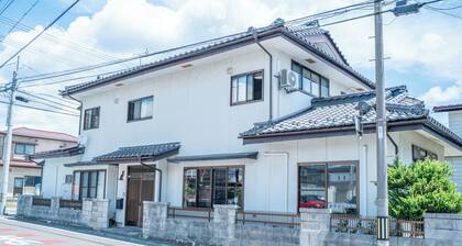To Kurobe Dam, Hakuba, and Tateyama! Max. 11 people/ 4 min. walk from station/ 3 parking spaces/ Self-catering OK Large kitchen with Wi-Fi. Ideal for large groups or as a base for family vacations! Long-term stay welcome