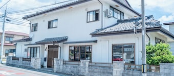 To Kurobe Dam, Hakuba, and Tateyama! Max. 11 people/ 4 min. walk from station/ 3 parking spaces/ Self-catering OK Large kitchen with Wi-Fi. Ideal for large groups or as a base for family vacations! Long-term stay welcome