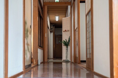 To Kurobe Dam, Hakuba, and Tateyama! Max. 11 people/ 4 min. walk from station/ 3 parking spaces/ Self-catering OK Large kitchen with Wi-Fi. Ideal for large groups or as a base for family vacations! Long-term stay welcome