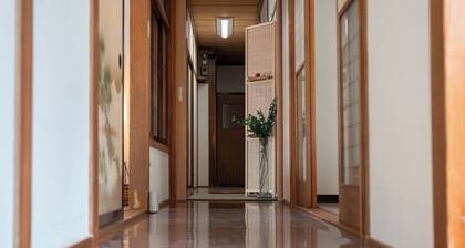 To Kurobe Dam, Hakuba, and Tateyama! Max. 11 people/ 4 min. walk from station/ 3 parking spaces/ Self-catering OK Large kitchen with Wi-Fi. Ideal for large groups or as a base for family vacations! Long-term stay welcome