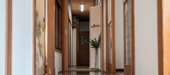 To Kurobe Dam, Hakuba, and Tateyama! Max. 11 people/ 4 min. walk from station/ 3 parking spaces/ Self-catering OK Large kitchen with Wi-Fi. Ideal for large groups or as a base for family vacations! Long-term stay welcome