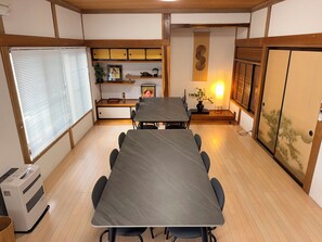 Dining - To Kurobe Dam, Hakuba, and Tateyama! Max. 11 people/ 4 min. walk from station/ 3 parking spaces/ Self-catering OK Large kitchen with Wi-Fi. Ideal for large groups or as a base for family vacations! Long-term stay welcome (大町市大町)