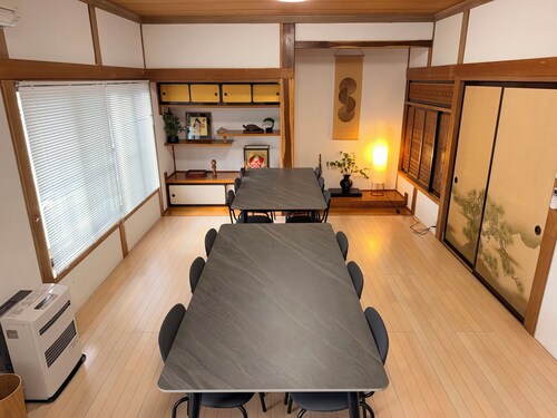 To Kurobe Dam, Hakuba, and Tateyama! Max. 11 people/ 4 min. walk from station/ 3 parking spaces/ Self-catering OK Large kitchen with Wi-Fi. Ideal for large groups or as a base for family vacations! Long-term stay welcome