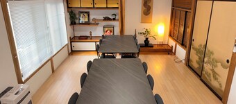 To Kurobe Dam, Hakuba, and Tateyama! Max. 11 people/ 4 min. walk from station/ 3 parking spaces/ Self-catering OK Large kitchen with Wi-Fi. Ideal for large groups or as a base for family vacations! Long-term stay welcome