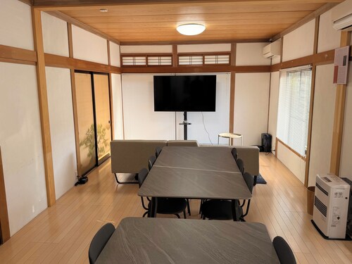 To Kurobe Dam, Hakuba, and Tateyama! Max. 11 people/ 4 min. walk from station/ 3 parking spaces/ Self-catering OK Large kitchen with Wi-Fi. Ideal for large groups or as a base for family vacations! Long-term stay welcome