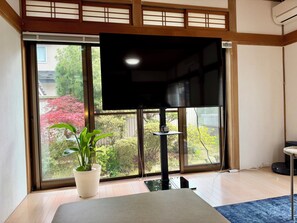 Living area - To Kurobe Dam, Hakuba, and Tateyama! Max. 11 people/ 4 min. walk from station/ 3 parking spaces/ Self-catering OK Large kitchen with Wi-Fi. Ideal for large groups or as a base for family vacations! Long-term stay welcome (大町市大町)