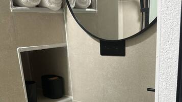 Room, 1 Bedroom | Bathroom