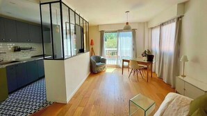 Een modern appartement met keuken, eethoek en woonkamer.