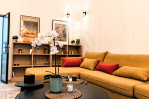 TV, offices - Historic 4 BR Gem - Next Mamilla and Old City (Jerusalem)