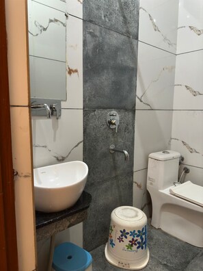 Deluxe-huone | Kylpyhuone | Suihku, ilmaiset hygieniatuotteet, pyyhkeet, saippua