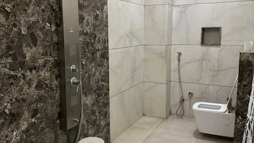 Royal Room | Bathroom | Shower, free toiletries, towels, soap