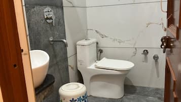 Ducha, artículos de tocador gratuitos, toallas, jabón