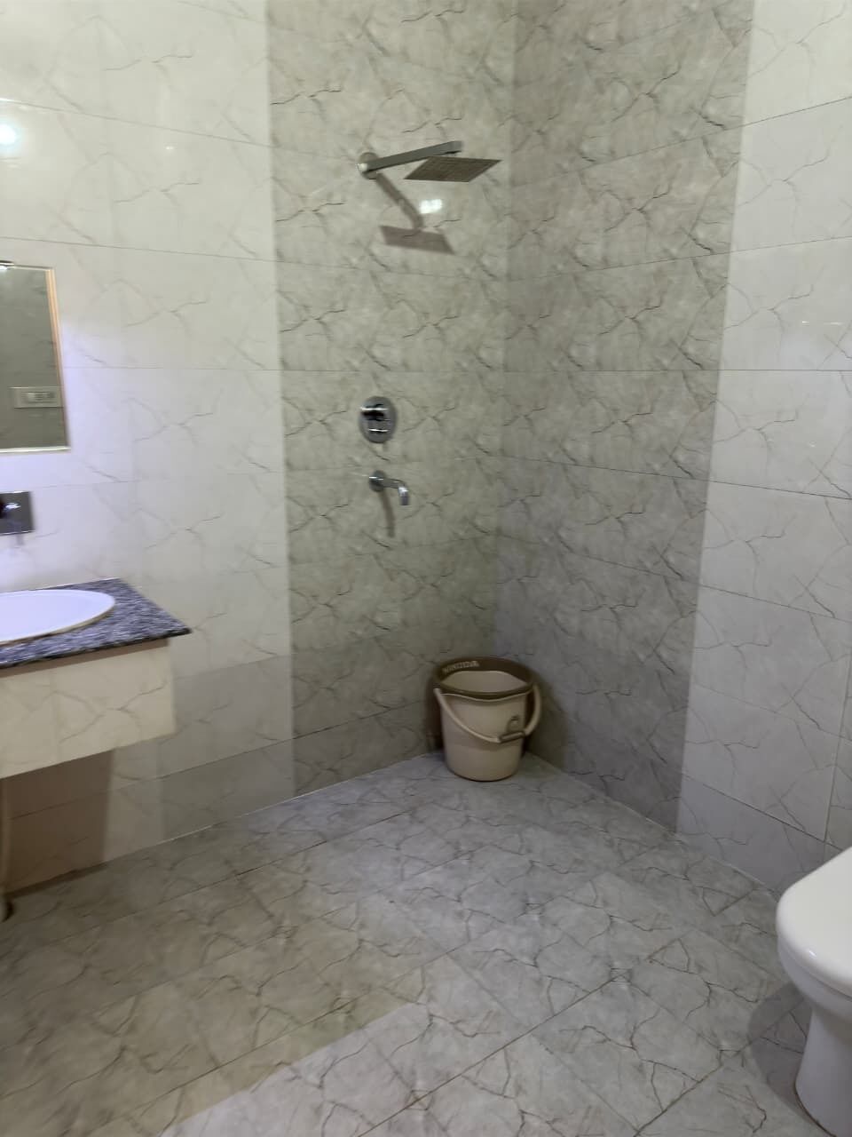 Executive Room | Bathroom | Shower, free toiletries, towels, soap