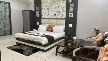 Habitación Royal | Escritorio, espacio para trabajar con laptop y wifi gratis