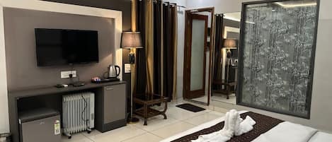 Royal-Zimmer | Schreibtisch, laptopgeeigneter Arbeitsplatz, kostenloses WLAN