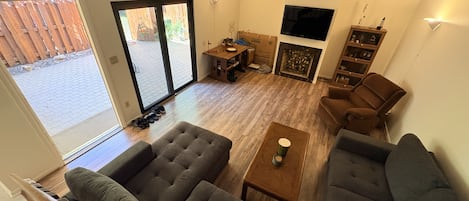 Smart TV, fireplace