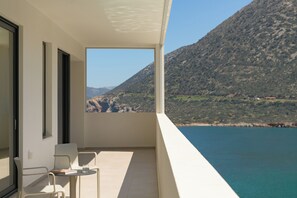 Un balcón con vistas a un paisaje montañoso y un cuerpo de agua.