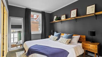 3 slaapkamers, een bureau, een strijkplank/strijkijzer, reisbedje