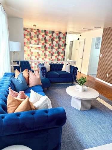 TH Luxe Home, Sleeps 9, Your vacation home. 50 mint from NYC, attractions & more