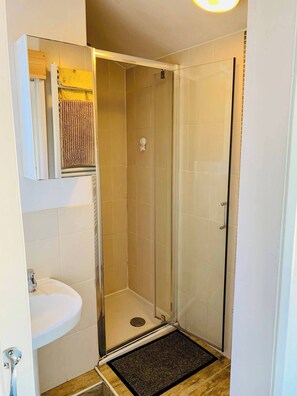 Shower, hair dryer, towels - Bright 2-bed Apartment With Office in Newcastle (Newcastle-upon-Tyne)