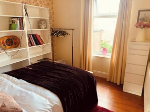 2 bedrooms, iron/ironing board, free WiFi, bed sheets - Bright 2-bed Apartment With Office in Newcastle (Newcastle-upon-Tyne)