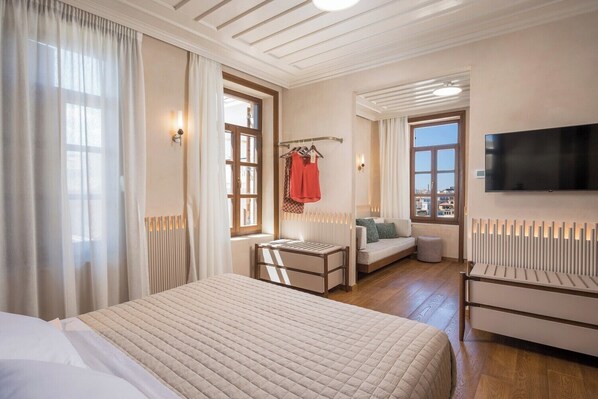 Superior Suite with Sea View | Una scrivania, postazione laptop, Wi-Fi gratuito