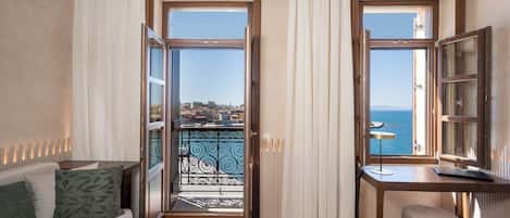 Deluxe Suite with Sea View | Living area