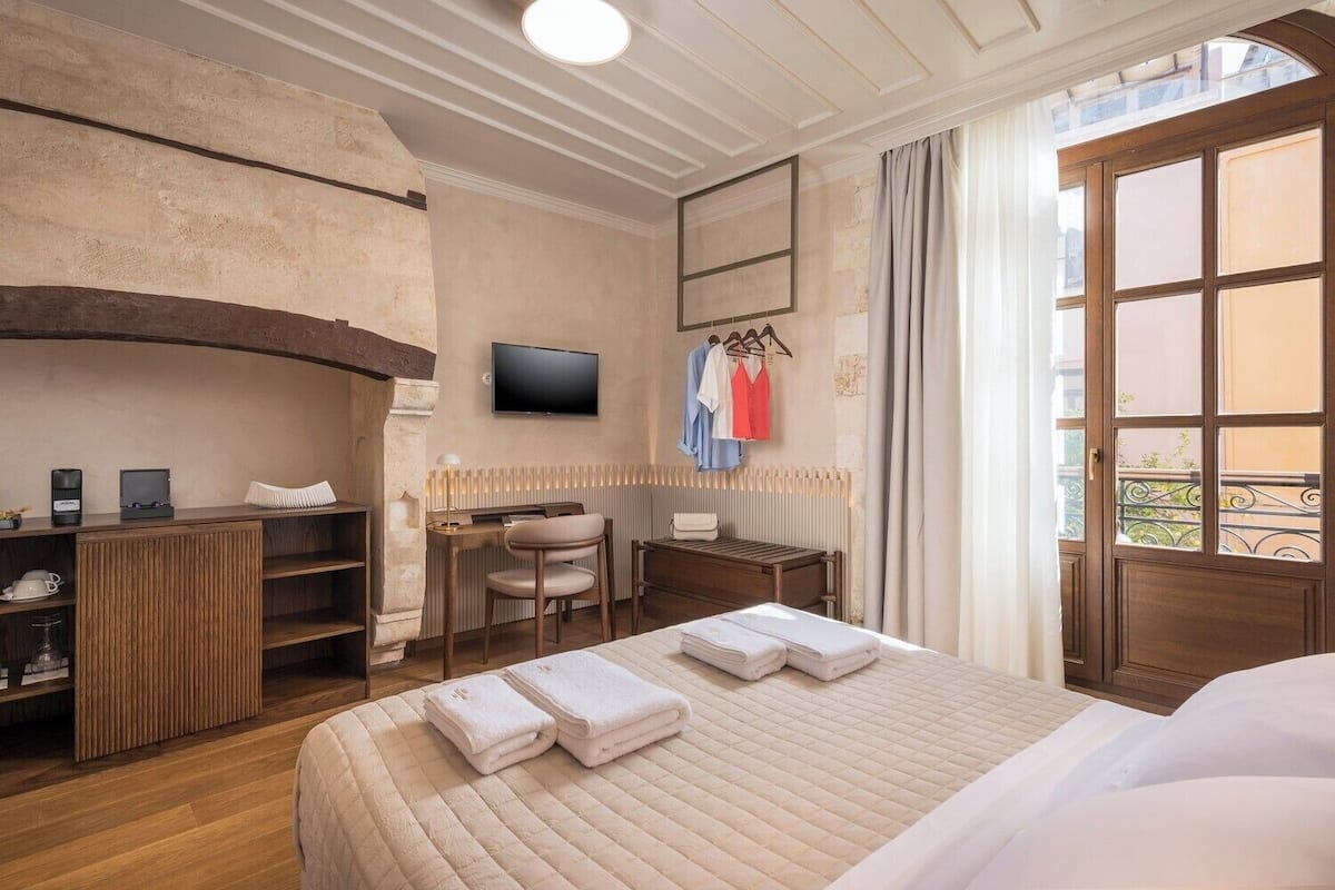 Deluxe Double Room | 埃及棉床单、高档床上用品、加厚床垫、办公桌
