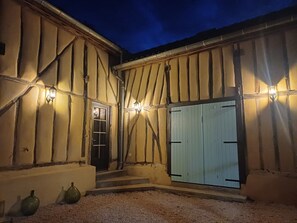 Ein Gebäude mit freiliegenden Holzbalken und einer großen Holztür.