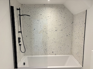 Hair dryer, towels - Brand New Barn Conversion in Bluntisham (Bluntisham)