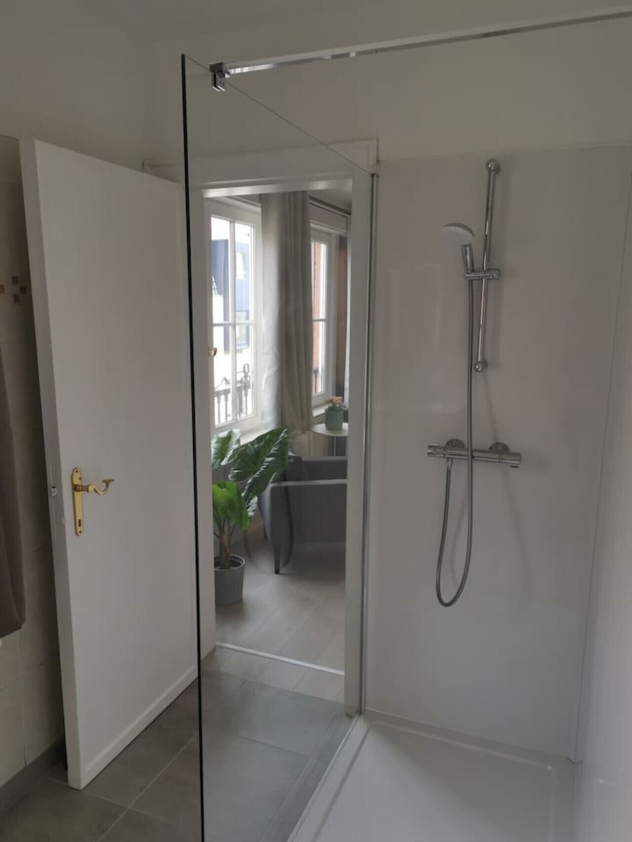 Een haardroger, handdoeken, toiletpapier
