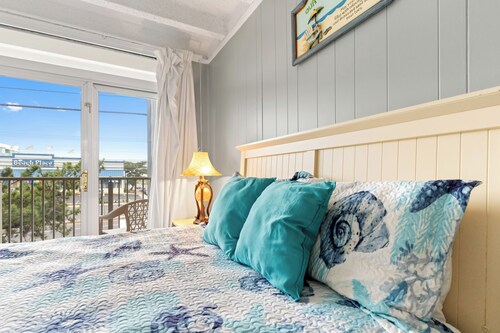 Family-Friendly 3BR Condo on 77th St – Pool, Balcony & Walk to Beach