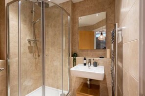 Hair dryer, towels - The Beach House, Steps to Porth Beach (Porth)
