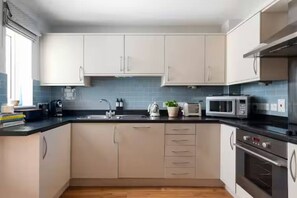 Fridge, microwave, oven, stovetop - The Beach House, Steps to Porth Beach (Porth)