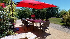 Outdoor dining - The basket maker's house at Domaine des Fargues **** (Sainte-Foy-de-Longas)