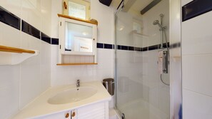 Shower, hair dryer, towels, soap - The basket maker's house at Domaine des Fargues **** (Sainte-Foy-de-Longas)