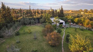 A house surrounded by a lush garden with a clear sky. - Villa Gan Atlas - Luxury, pool, 7 suites, 14 pers. quiet & nature Marrakech (Marrakech)