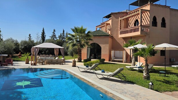 A pool with a geometric design, a covered seating area, and a building with a balcony. - Villa Gan Atlas - Luxury, pool, 7 suites, 14 pers. quiet & nature Marrakech (Marrakech)