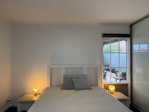 2 bedrooms, iron/ironing board, WiFi, bed sheets - 400m from the beach! (Semaphore)