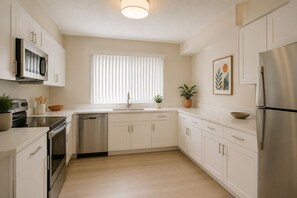 Suite Confort | Cuisine privée | Réfrigérateur, four, plaque de cuisson, lave-vaisselle