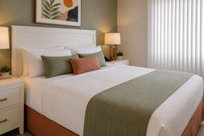 Comfort Suite | Iron/ironing board, free WiFi - Summit Harbours Hotel (Toronto)