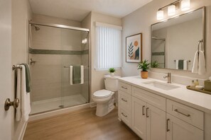 Comfort Suite | Bathroom | Free toiletries, hair dryer, towels, soap - Summit Harbours Hotel (Toronto)