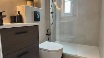 Dusche, Haartrockner, Handtücher, Seife