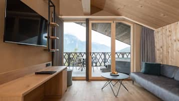 Deluxe-Zimmer, Balkon, Seeblick | Wohnbereich