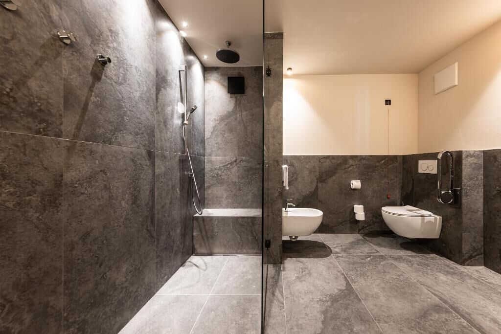 Familiekamer, uitzicht op meer | Badkamer | Een douche, gratis toiletartikelen, een haardroger, pantoffels